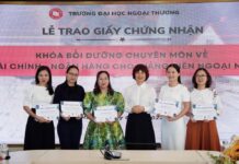 LỄ TRAO GIẤY CHỨNG NHẬN KHÓA BỒI DƯỠNG CHUYÊN MÔN VỀ TÀI CHÍNH – NGÂN HÀNG CHO GIẢNG VIÊN KHỐI NGOẠI NGỮ