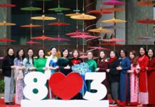 CHÀO MỪNG NGÀY QUỐC TẾ PHỤ NỮ 8/3: TÔN VINH NHỮNG BÔNG HOA RẠNG RỠ CỦA KHOA TIẾNG ANH CHUYÊN NGÀNH